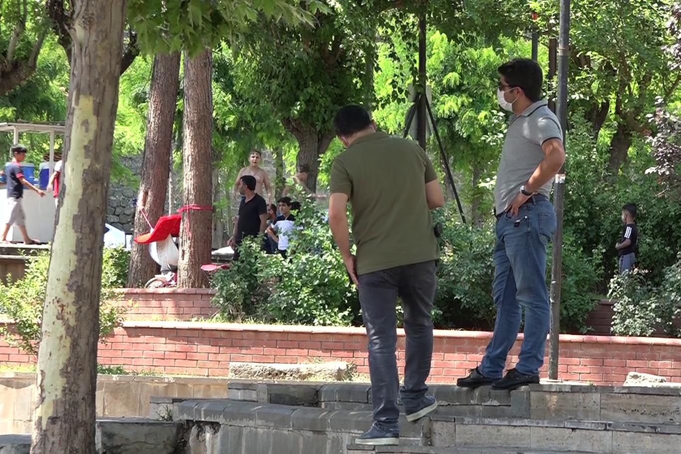  Çocuklar, Anzele suyuna girmesin diye polis nöbet tutuyor